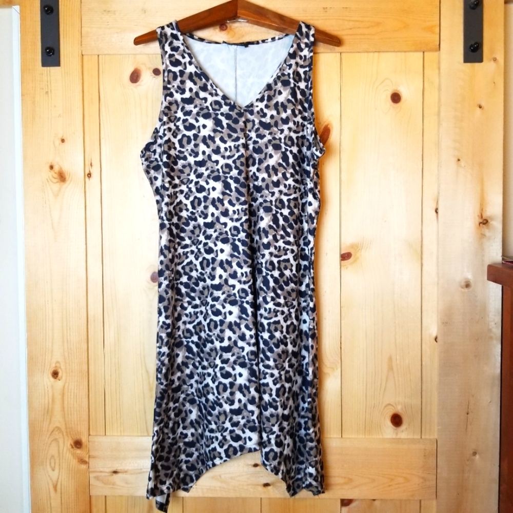 Camisa Leopard Print Shark Bite Hem V-Neck Sleeveless Shift Dress NWT